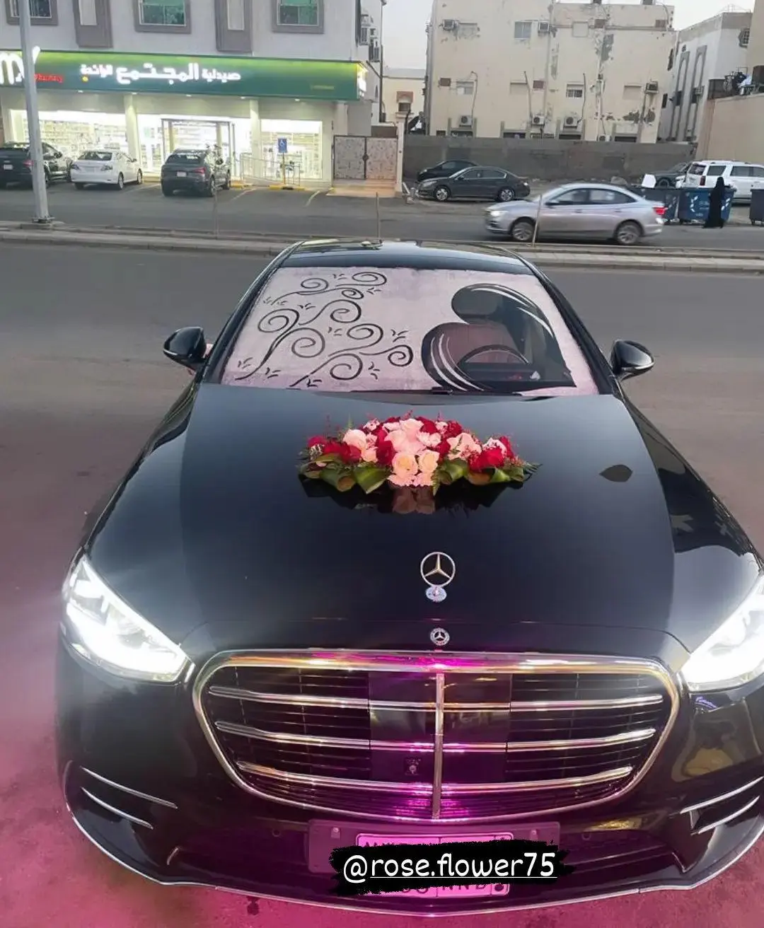 سيارة زفاف مزينة بتنسيق ورد على مقدمتها