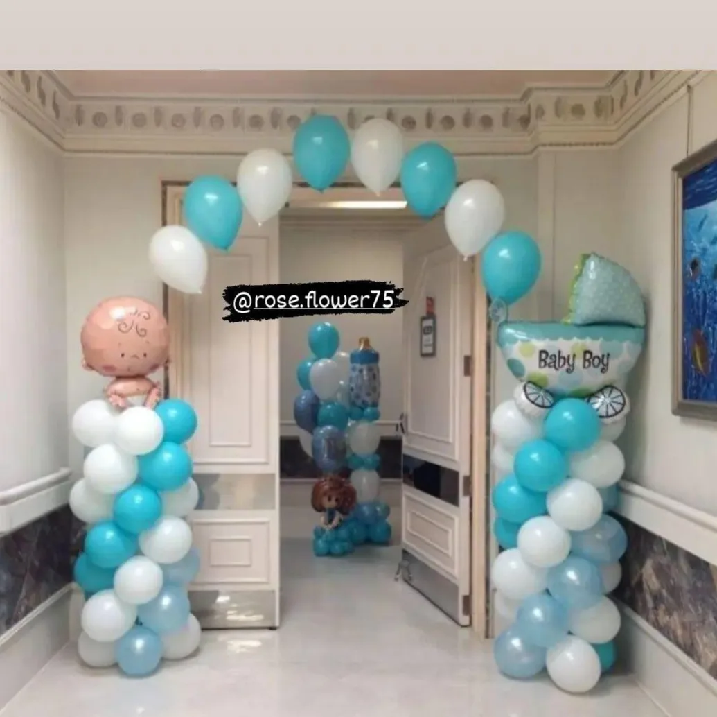 قوس بالونات حول باب لاستقبال مولود، مكتوب عليه Baby Boy