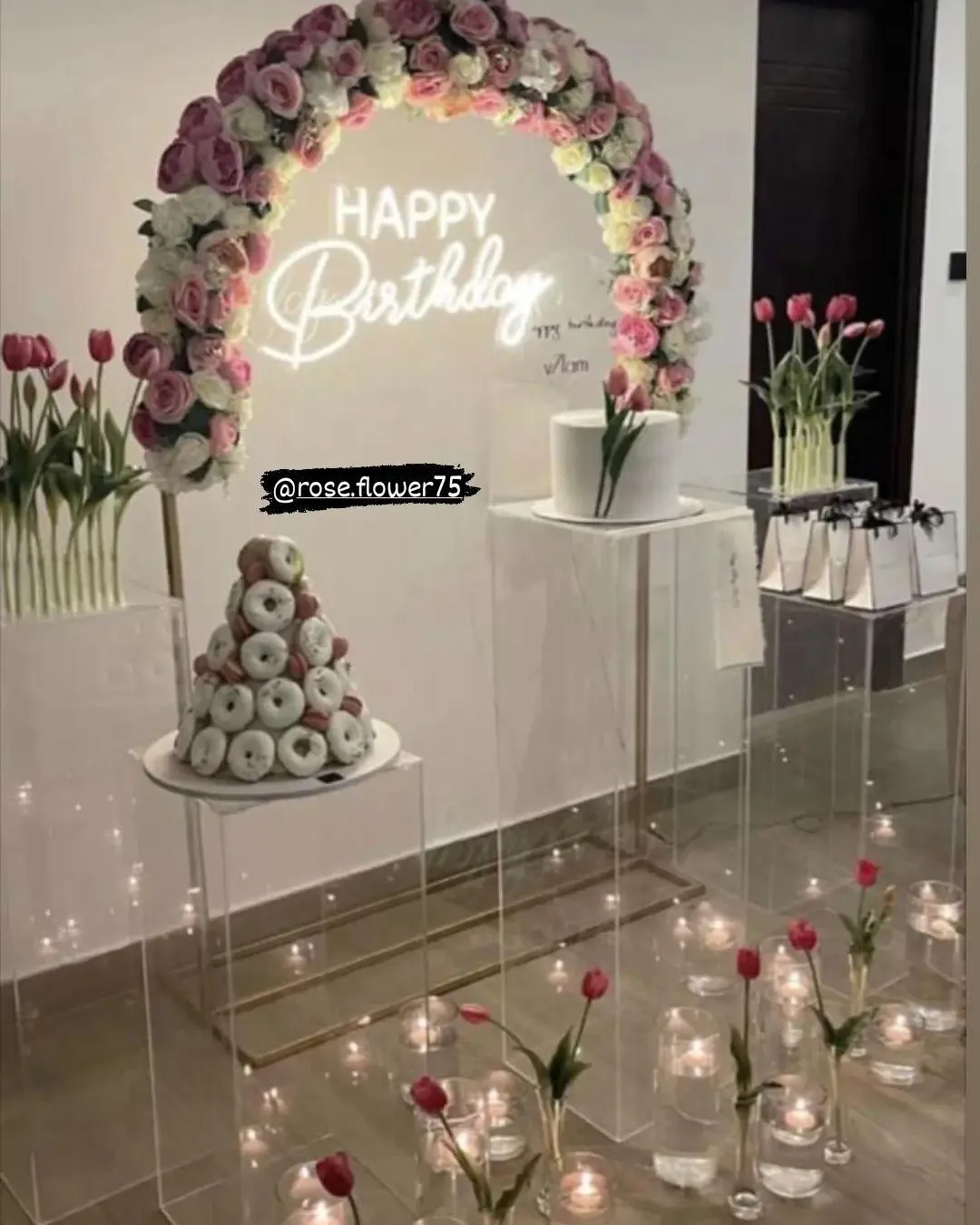 تجهيز عيد ميلاد: قوس ورد ولوحة نيون Happy Birthday وشموع وتوليب